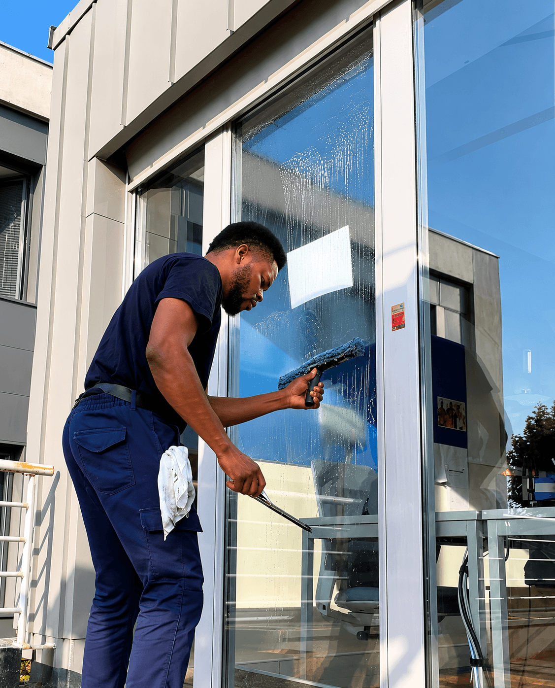 Agent UWA PROPRETÉ nettoyant les vitres d'un immeuble professionnel à Lyon